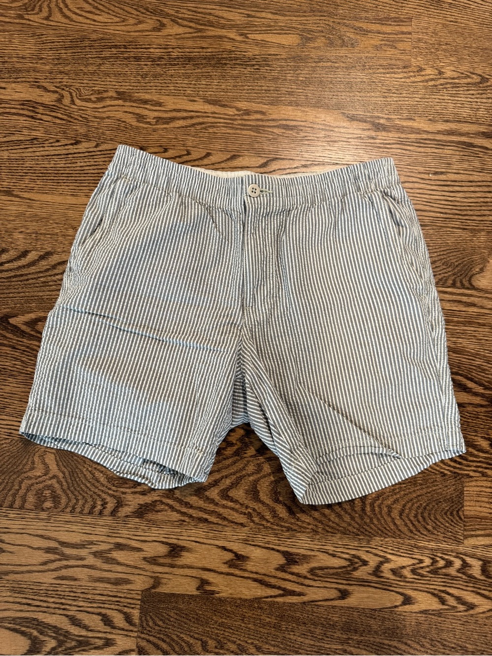 Dockers Mens Medium Seersucker Shorts Gray White Stripe Elastic Waist Summer